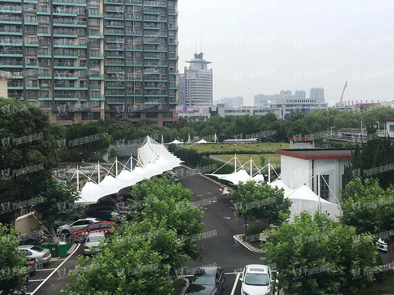 張拉膜車棚造價和哪些因素有關(guān)？降低張拉膜車棚造價的方法有哪些？