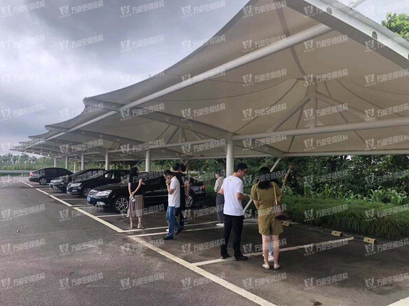 張拉膜車棚造價和哪些因素有關(guān)？降低張拉膜車棚造價的方法有哪些？