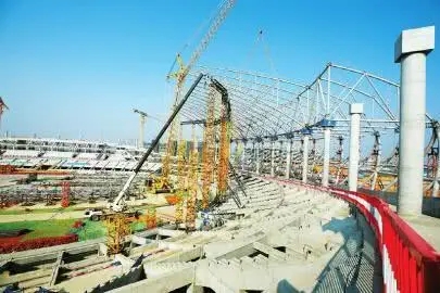 成都大運會主場館進入鋼結(jié)構(gòu)施工，“飛碟”造型顯雛形