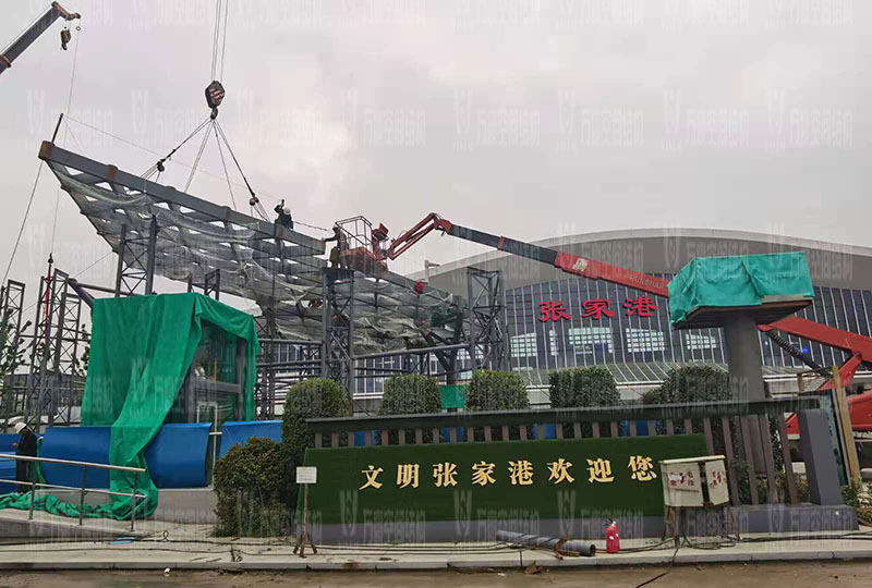 滬通鐵路張家港站地方配套工程站前西側(cè)旅客集散區(qū)蝴蝶造型天幕工程進(jìn)入鋼結(jié)構(gòu)吊裝階段