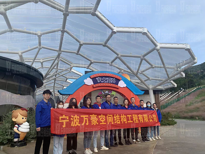 萬豪空間結(jié)構(gòu)員工到臺州大板橋ETFE氣枕天幕項目、溫州鐵定溜溜樂園ETFE天幕及PTFE景觀傘膜結(jié)構(gòu)工項目學(xué)習(xí)交流