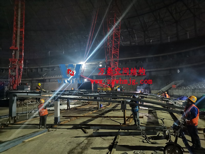 重慶龍興足球場ETFE屋面膜結構工程屋面鋼結構完成，膜結構安裝中