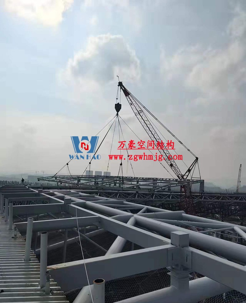 重慶龍興足球場ETFE屋面膜結構工程屋面鋼結構完成，膜結構安裝中