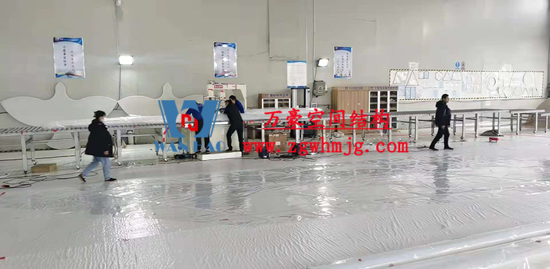 重慶龍興足球場ETFE屋面膜結構工程屋面鋼結構完成，膜結構安裝中