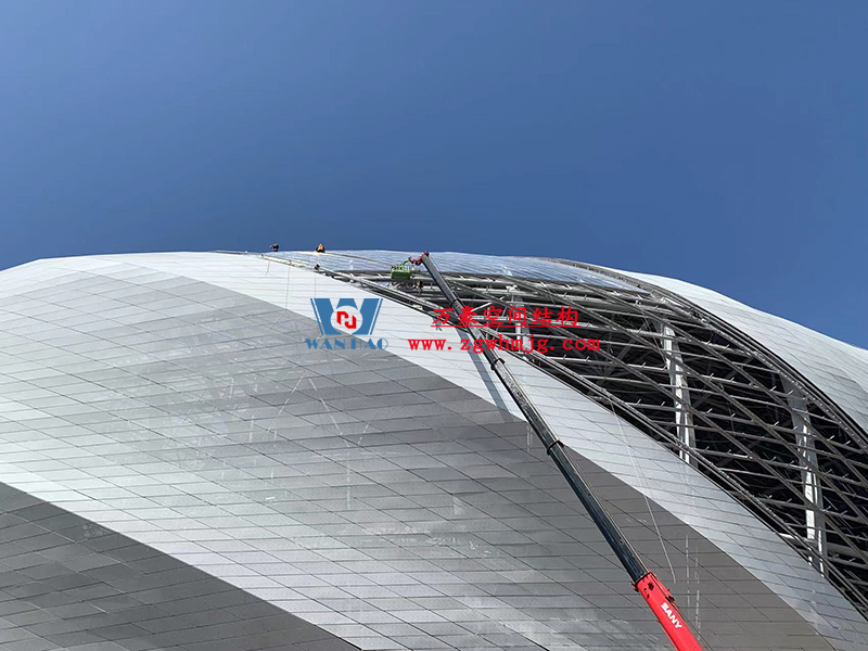兩江新區(qū)加快建設(shè)龍興足球場(chǎng)（標(biāo)準(zhǔn)不降、工期不延、確保年底建成）
