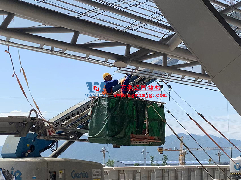 兩江新區(qū)加快建設(shè)龍興足球場(chǎng)（標(biāo)準(zhǔn)不降、工期不延、確保年底建成）
