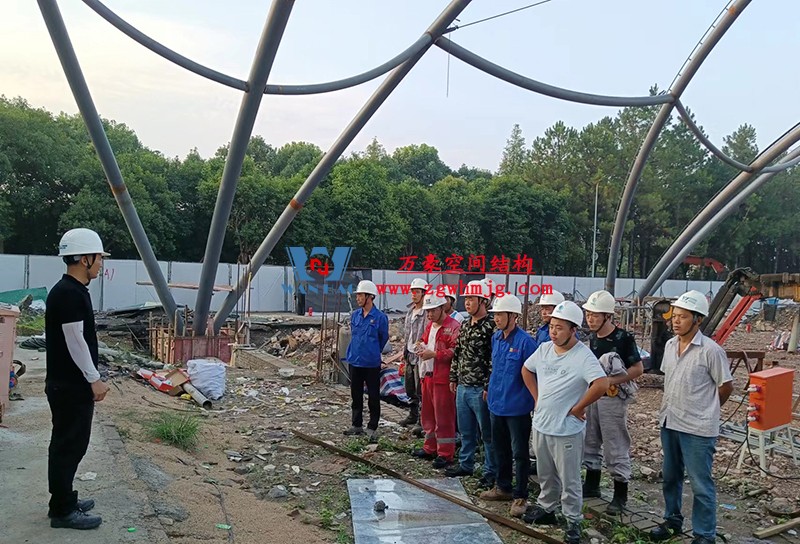 寧波諾丁漢大學(xué)室外運(yùn)動場地改擴(kuò)建項目膜結(jié)構(gòu)工程火熱施工中