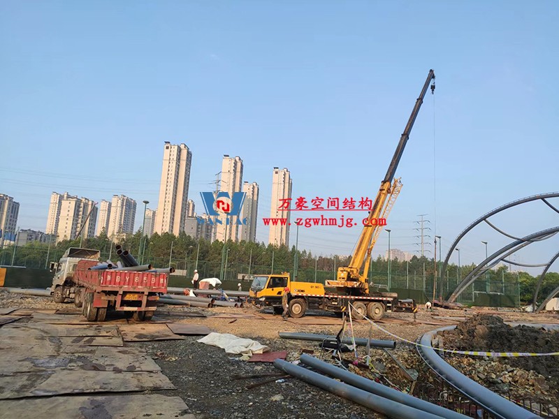 寧波諾丁漢大學(xué)室外運(yùn)動場地改擴(kuò)建項目膜結(jié)構(gòu)工程火熱施工中