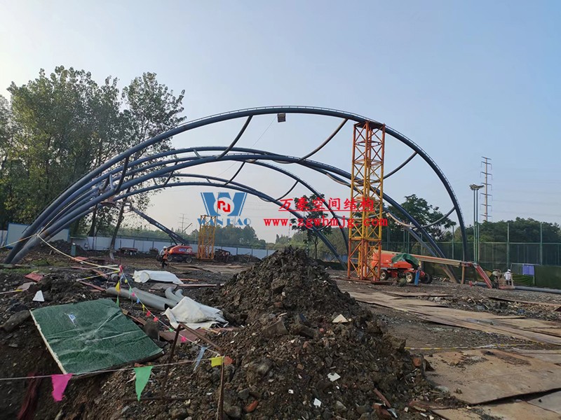寧波諾丁漢大學(xué)室外運(yùn)動場地改擴(kuò)建項目膜結(jié)構(gòu)工程火熱施工中
