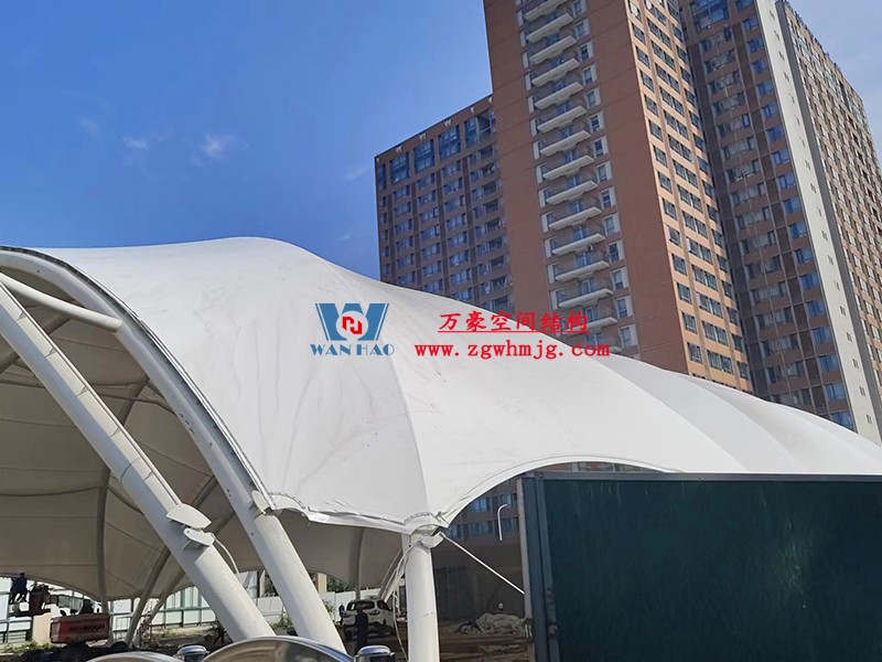 寧波諾丁漢大學(xué)室外運(yùn)動場地改擴(kuò)建項目膜結(jié)構(gòu)工程膜結(jié)構(gòu)安裝中