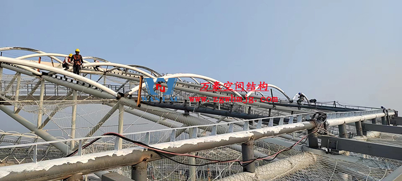 襄陽奧體中心膜結(jié)構(gòu)工程鋼結(jié)構(gòu)接近尾聲，膜結(jié)構(gòu)開始安裝