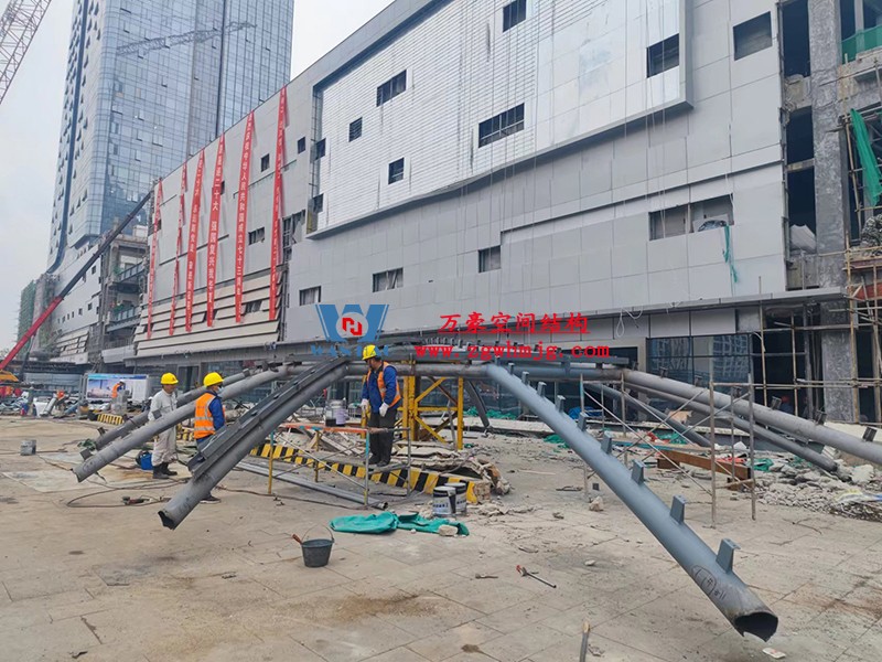 明宇廣場(chǎng)6號(hào)地塊商業(yè)（萬達(dá)廣場(chǎng)）改造項(xiàng)目鋼膜結(jié)構(gòu)ETFE蓋頂天幕工程進(jìn)入鋼結(jié)構(gòu)吊裝階段
