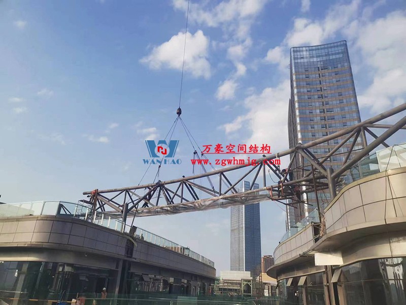 明宇廣場(chǎng)6號(hào)地塊商業(yè)（萬達(dá)廣場(chǎng)）改造項(xiàng)目鋼膜結(jié)構(gòu)ETFE蓋頂天幕工程進(jìn)入鋼結(jié)構(gòu)吊裝階段