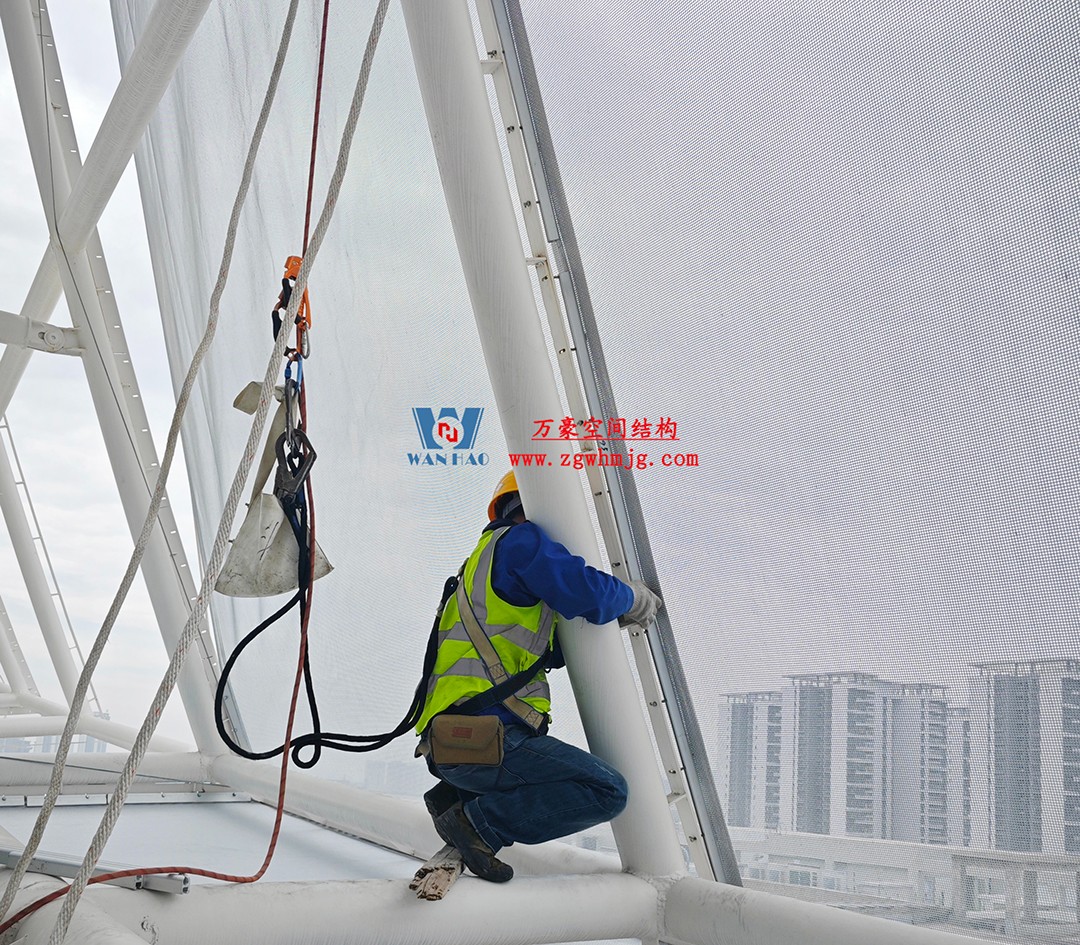 聚焦工程高質(zhì)量建設(shè)，這個網(wǎng)格織物幕墻正在施工安裝中