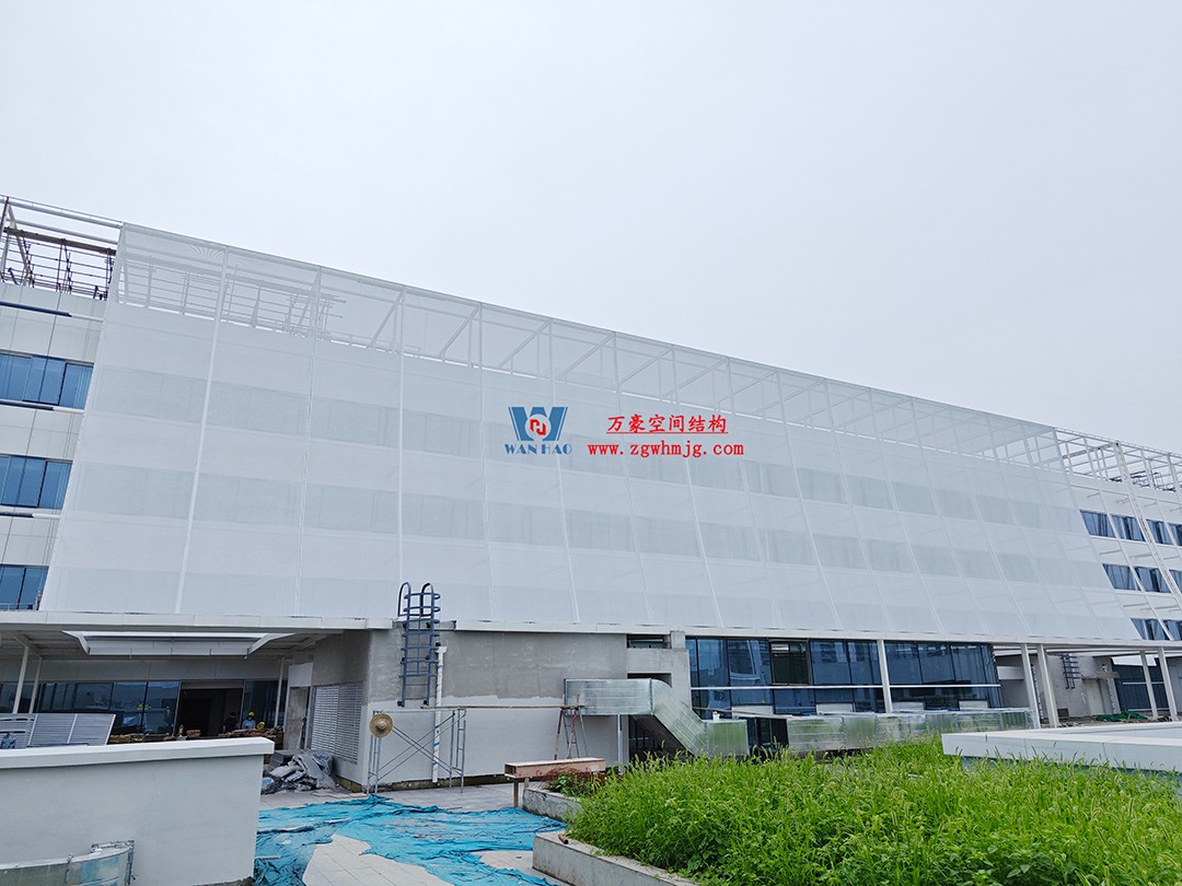 聚焦工程高質(zhì)量建設(shè)，這個網(wǎng)格織物幕墻正在施工安裝中