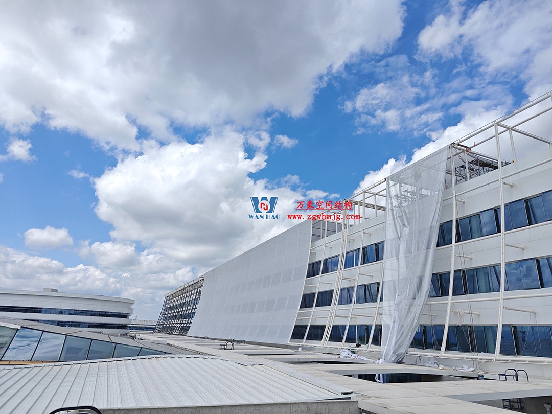 聚焦工程高質(zhì)量建設(shè)，這個網(wǎng)格織物幕墻正在施工安裝中