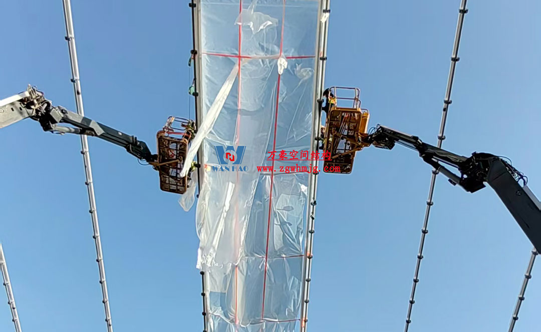 無錫奧體中心體育場ETFE膜首吊成功，太湖畔將閃耀“生態(tài)之光”