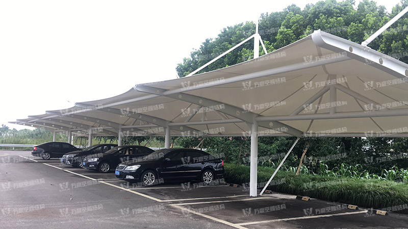 張拉膜車棚造價(jià)和哪些因素有關(guān)？降低張拉膜車棚造價(jià)的方法有哪些？