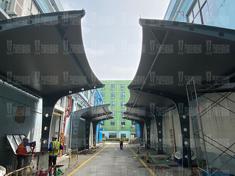 膜結(jié)構(gòu)車棚安裝時(shí)有哪些注意事項(xiàng)？車棚為什么選擇膜結(jié)構(gòu)？