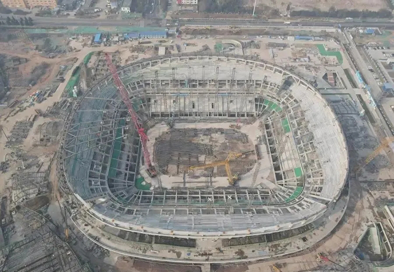 2023亞洲杯青春足球場外立面鋼結(jié)構(gòu)完成六成，“躍動海浪”初步展現(xiàn)