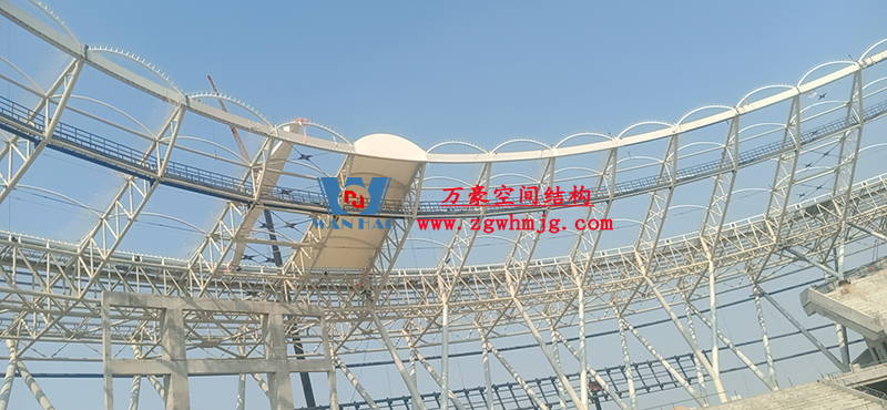 襄陽(yáng)奧體中心膜結(jié)構(gòu)工程鋼結(jié)構(gòu)接近尾聲，膜結(jié)構(gòu)開(kāi)始安裝